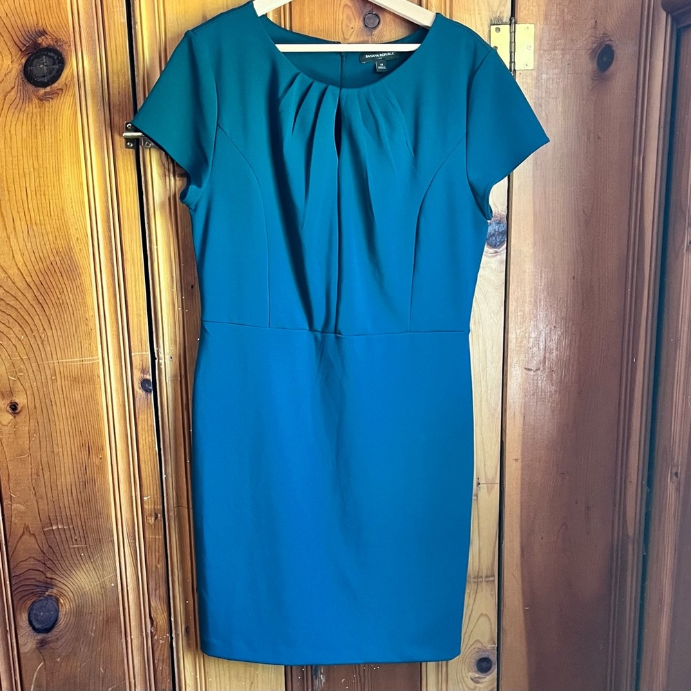 Classic Banana Republic Sheath with keyhole neckline